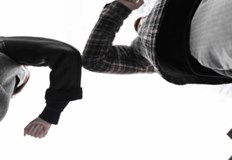 Потърпевшият е бит и ограбенМлад мъж стана жертва на агресия