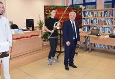 Възпитаниците на висшето училище изработиха сувенири за децата от център