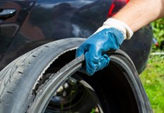 Полицията издирва извършителя който е унищожил 18 гуми и е