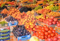 Комисията провери цените на 10 основни хранителни продукта към три