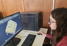 Клуб Дизайнери в действие помага на дванадесетокласниците да надградят работата