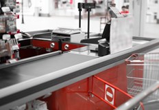 Извършителките натоварили продуктите в две пазарски колички и бебешко кошче