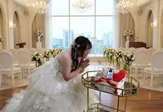 Церемонията не е юридически призната но булката носи AR очила