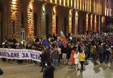 Кирил Петков и Николай Денков са на площада искат изтегляне