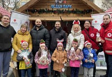 Доброволците предлагат ръчно изработени сувенири в къщичка № 5 на