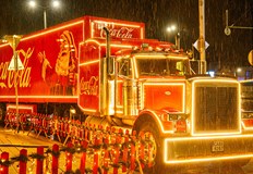 Русенци посрещат коледния камион на улица Никола Петков На 11