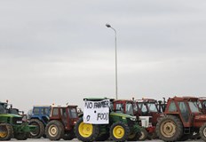 Недоволните производители отказаха среща с премиера Мицотакис и продължават пътните