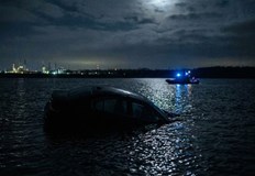 Спътникът на 17 годишния шофьор успя да излезе от потъващия