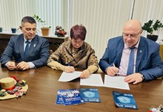 Заместник кметът Енчо Енчев и Дорина Добрева парафираха документа за