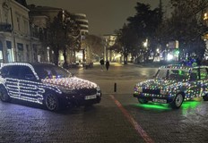 Ентусиасти показват украсените си возила на паркинга на Съда и