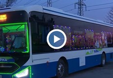 Ангел Неделчев радва пътниците с лампички и гирлянди за поредна