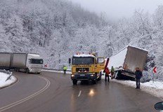 Специализирана техника изтегли камиона извън пътното платноВременно е ограничено движението