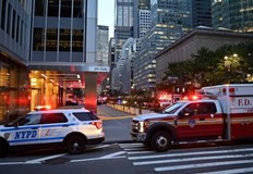 Гъст дим и падащи отломки затрудняват работата на над 140