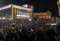 Сблъсъци с полицията и напрежение пред партийни офиси белязаха недоволството