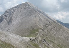 Спасители транспортират тялото на 60 годишния мъж по земяМъж на