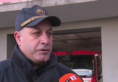 Силният вятър събори дърво върху движещ се автомобилДърво падна върху