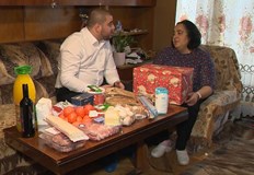 Ангел Бонев осигури празнична трапеза и подаръци за семейство в