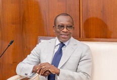 Подполковник Паскал Тигри прочете декларация по националната телевизия армията си