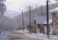 Екипите на енергото срещат трудности с тежкия терен докато температурите