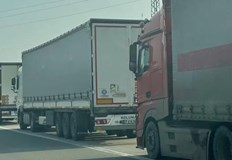 Движението на тежкотоварни автомобили през пункта е преустановено и те