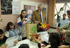 Областният управител и кметът на Сливо поле раздадоха коледни подаръци