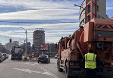 Мият улиците и ограничават престоя на децата навън заради високи