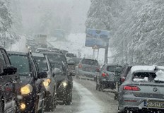 Tрафикът е напълно спрял заради заледено и неопесъчено пътно платно