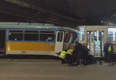 Смазана е кабината на едната мотриса след удар на бул