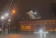 Шофьор избегна сблъсък на косъм след като чул шума на