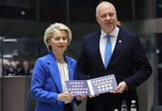 Изданието недоумява защо премиерът се фокусира върху дребни пари по