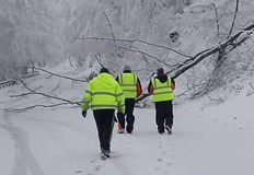 377 машини чистят пътищата в страната десетки селища останаха без