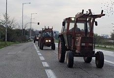 Тракторите остават в готовностГръцките фермери започнаха временно да вдигат пътните