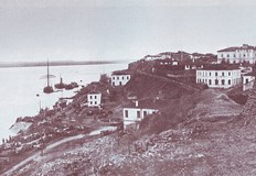 Представлението се играе в салона на известния за времето си