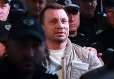 Обвиняемите остават зад решетките за принудително задържане на младеж и