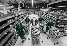 Групата Робин Худ от улиците раздаде откраднатите продукти на бедни