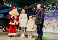 Стотици русенци посрещнаха Дядо Коледа с празничен концерт пред ОбщинатаПразничните