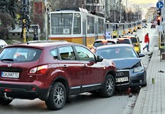 Движението е блокирано в час пик полицията изяснява причинитеТежък пътен