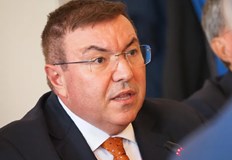 Средствата са от европрограми целта е стартова заплата от 1550