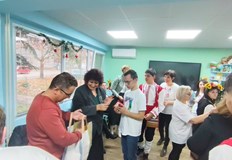 Д р Росица Георгиева и експерти зарадваха децата с подаръци