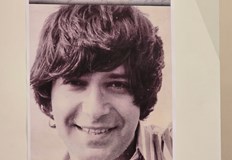 Цветя отрупаха паметника на големия изпълнител в родния му градЖителите