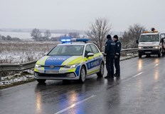 Четиригодишно дете е с фрактура на крака а възрастен шофьор