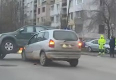 Лек автомобил качи джип на капака си при инцидентаЗрелищен пътен