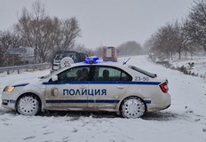 Пътищата са проходими при зимни условия почистваща техника работи в