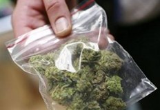 Мъжът се опитал да изхвърли пакет с марихуана при вида