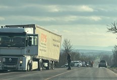 Инцидентът край село Раданово затруднява движението по международното трасеЛек автомобил