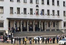 Централната банка отвори извънредно гишета в събота заради огромния интерес