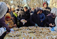 Администрацията и гражданите се събраха пред читалището за празникаЖителите и