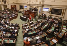 Федералният парламент в Брюксел спира индексацията на възнагражденията заради бюджетната