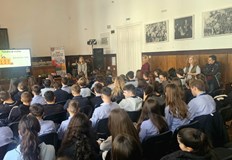 Възпитаниците на елитната гимназия облякоха тоги и се запознаха със