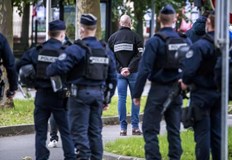 Служителите на реда са използвали електрошокови пистолети за да се